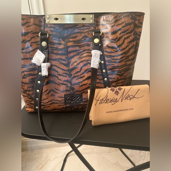 Patricia Nash Tiger Print Tote NWT - Picture 3 of 16